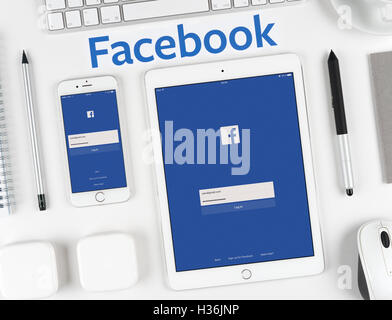 Application Facebook sur l'iPhone et l'écran de l'iPad Banque D'Images