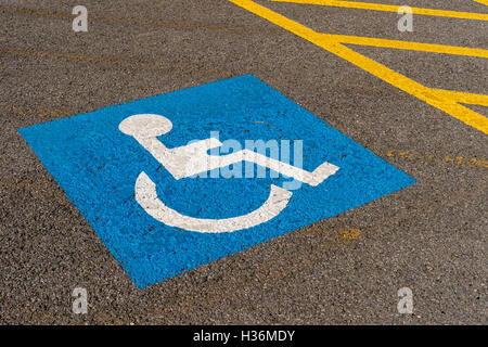 Personnes handicapées parking sign bleu peint sur l'asphalte sombre au Canada Banque D'Images