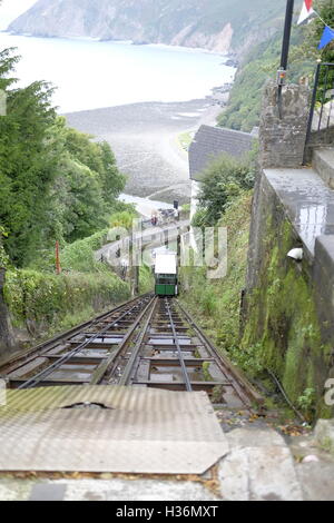 En regardant les traces du 19ème siècle à Lynton Lynmouth Cliff railway Banque D'Images