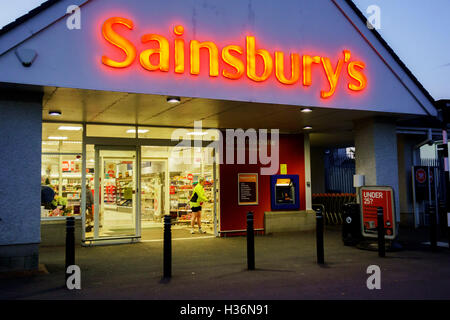 L'extérieur du magasin Sainsbury's la nuit. Ce magasin est à Newton Stewart, Dumfries et Galloway, Écosse, Royaume-Uni. Banque D'Images