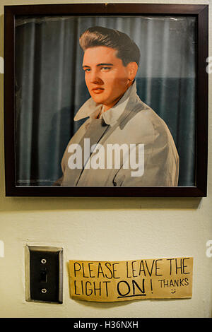 Photo encadrée, en couleur, d'Elvis Presley sur le mur du Sun Studio à Memphis, TN avec un panneau manuscrit indiquant « Veuillez laisser la lumière allumée ! » Banque D'Images