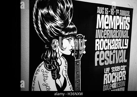 Un graphique de l'affiche publicitaire en noir et blanc de Memphis, TN International Exposition Festival Rockabilly se bloque à l'intérieur de Sun Record Studio Banque D'Images