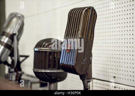 Microphones anciens et originaux utilisés par Elvis Presley et Johnny Cash et d'autres fabricants à succès dans la salle d'enregistrement Sun Studio à Memphis, TN, États-Unis Banque D'Images