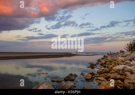 Coucher de soleil spectaculaire rouge avec des nuages à la rivière Guadalhorce et mer Méditerranée, l'Andalousie, espagne. Banque D'Images