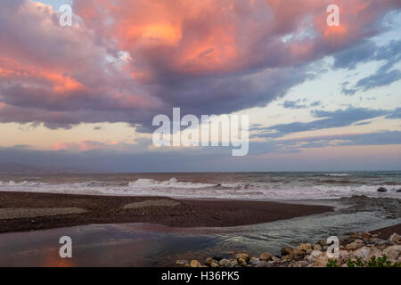 Coucher de soleil spectaculaire rouge avec des nuages à la rivière Guadalhorce et mer Méditerranée, l'Andalousie, espagne. Banque D'Images