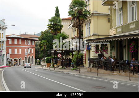 Opatija, Croatie, le 15 septembre 2016 : La rue principale. La ville sur la péninsule d'Istrie, situé sur le golfe de Kvarner. Banque D'Images