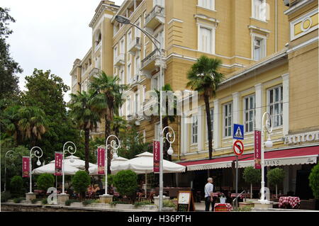 Opatija, Croatie, le 15 septembre 2016 : La rue principale. La ville sur la péninsule d'Istrie, situé sur le golfe de Kvarner. Banque D'Images