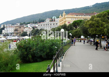 Opatija, Croatie, le 15 septembre 2016 : La rue principale. La ville sur la péninsule d'Istrie, situé sur le golfe de Kvarner. Banque D'Images