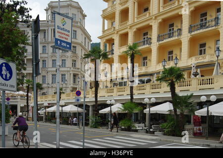 Opatija, Croatie, le 15 septembre 2016 : La rue principale. La ville sur la péninsule d'Istrie, situé sur le golfe de Kvarner. Banque D'Images