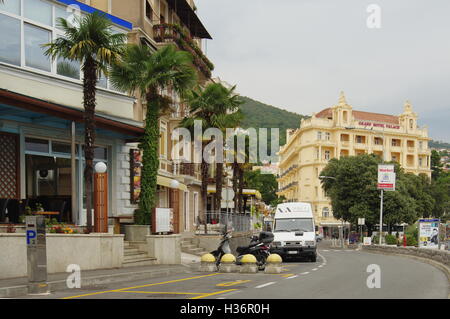 Opatija, Croatie, le 15 septembre 2016 : La rue principale. La ville sur la péninsule d'Istrie, situé sur le golfe de Kvarner. Banque D'Images