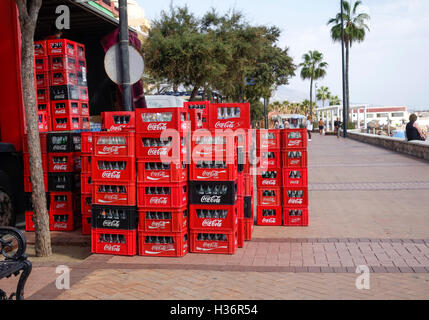 Des camions de livraison de bouteilles de Coca Cola et caisses en plastique en bloquant la rue. L'Espagne. Banque D'Images