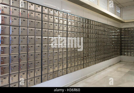 Bureau de poste, salle avec plusieurs boîtes aux lettres. Boîte postale, courrier. Banque D'Images