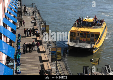 Visiteurs sur le Boardwalk de Pier 17 à South Street Seaport historic district.New York City.New York. USA Banque D'Images