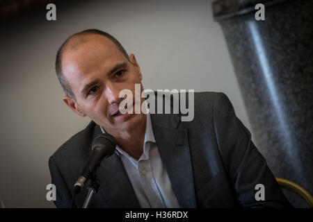 Rome, Italie. 08Th Oct, 2016. Adjoint au Maire de Rome Daniele Frongia au cours de la conférence de presse 'Granfondo Campagnolo' entre le sport et la solidarité, la course aura lieu le dimanche 9 octobre, précédée de deux jours d'événements dans le village mis en place dans le stade des thermes de Caracalla. © Andrea Ronchini/Pacific Press/Alamy Live News Banque D'Images