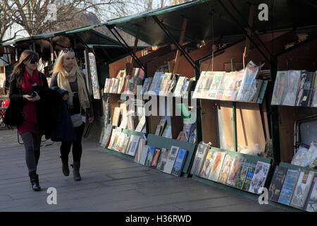 Meubles anciens et d'occasion livres en vente le long de la berge de la Seine. Paris. France Banque D'Images