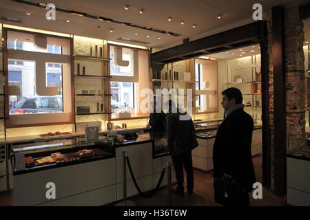 La vue de l'intérieur de la Chocolaterie de Jacques Genin la chocolaterie de Jacques Genin dans quartier du Marais.paris.France Banque D'Images