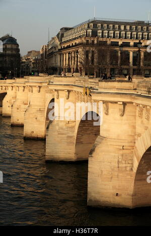 Pont Neuf (nouveau pont) le plus ancien des ponts sur Seine au coucher du soleil.paris.France Banque D'Images