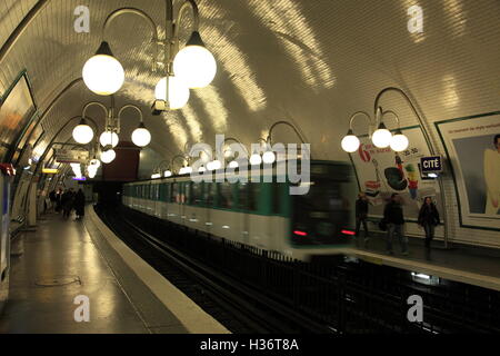 La vue de l'intérieur Paris Métro ligne n° 4 Station à citer Paris. France Banque D'Images