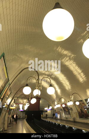 La vue de l'intérieur Paris Métro ligne n° 4 Station à citer Paris. France Banque D'Images