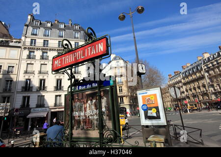 Art nouveau signe un métro sur l'entrée de métro Rue du Bac.paris.France Banque D'Images