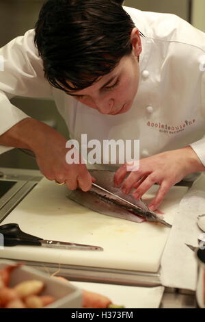 Une démonstration de l'habileté de la coupe du poisson dans le cours de cuisine de l'Ecole de Cuisine Alain Ducasse.Paris,France Banque D'Images