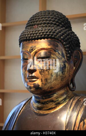 Un plan sur une antique Bouddha Amida japonais dans les galeries du panthéon bouddhique du musée Guimet, Paris.France Banque D'Images