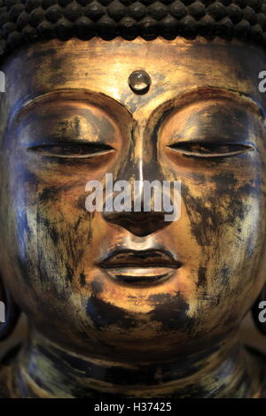 Un plan sur une antique Bouddha Amida japonais dans les galeries du panthéon bouddhique du musée Guimet, Paris.France Banque D'Images