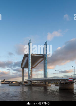 Nouveau pont Jacques Chaban-Delmas enjambant la rivière Garonne à Bordeaux Banque D'Images