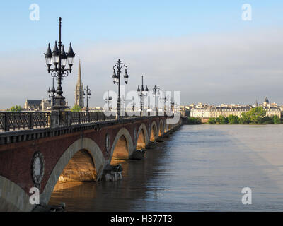 Pont de pierre enjambant la rivière Garonne à Bordeaux Banque D'Images