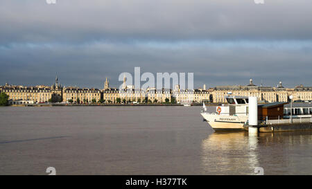 Vue sur la Garonne, à partir de Stalingrad Banque D'Images