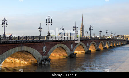 Le Pont de pierre enjambant la rivière Garonne à Bordeaux Banque D'Images