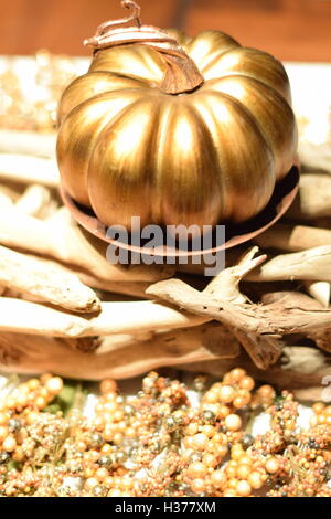 Pièce maîtresse de l'automne rustique avec citrouille métallique bronze Banque D'Images