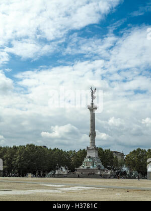 Colonne avec une statue de la liberté brisant ses chaînes sur le haut du monument aux Girondins Banque D'Images