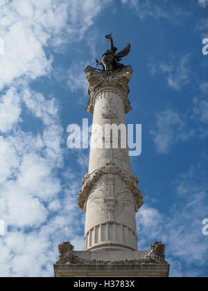 Colonne avec une statue de la liberté brisant ses chaînes sur le haut du monument aux Girondins Banque D'Images