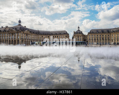 Miroir d'eau à la place de la Bourse à Bordeaux Banque D'Images