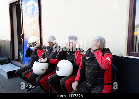 Groupe de dragster concurrents d'enfiler leur santé et filet de sécurité, Sydney Dragway, Eastern Creek, New South Wales, NSW, Australie Banque D'Images