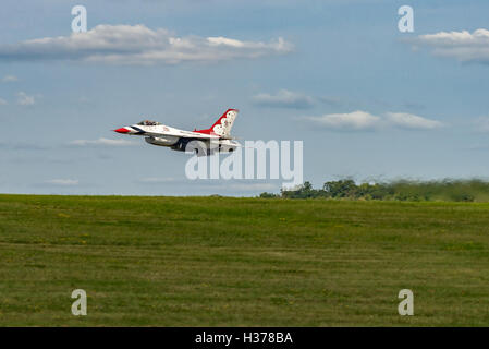 NEW WINDSOR, NY - 3 septembre 2016 : USAF Thunderbirds effectuer à l'Aéroport International de Stewart pendant le meeting aérien de New York. Banque D'Images