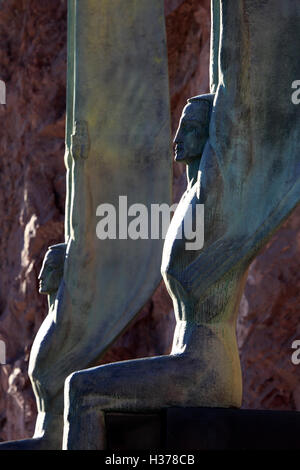 Statue en bronze de "Chiffres ailé de la République" par le sculpteur Oskar Hansen, au Barrage Hoover.Boulder.Nevada.USA Banque D'Images