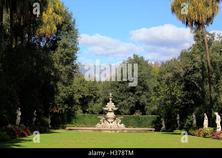 Pelouse avec Vista nord 18e siècle sculptures italiennes et fontaine dans Huntington Library et le Jardin Botanique,California,USA Banque D'Images