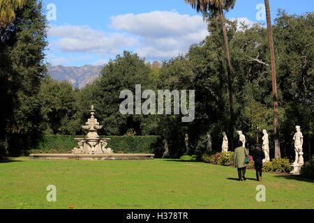 Pelouse avec Vista nord 18e siècle sculptures italiennes et fontaine dans Huntington Library et le Jardin Botanique,California,USA Banque D'Images