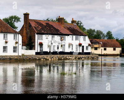 La Royal Oak public house, cottages et d'usine donnent sur le port de Langstone, Havant, UK Banque D'Images