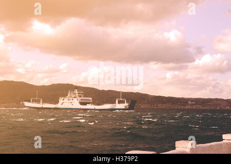 Le 17 janvier 2016 Italie Messine ferry-boat avec beaucoup de touristes et les voitures à bord. Ce navire connectis la Calabre et la Sicile, le Strait Banque D'Images