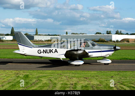 Piper PA28 Cherokee Archer à Wellesbourne Airfield, Warwickshire, UK (G-NUKA) Banque D'Images