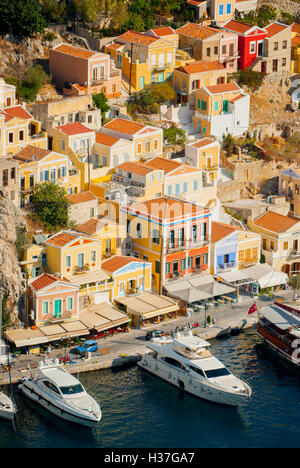 La vue de la Castro (Castro) à Symi Grèce regardant vers le bas dans le port de Yialos. Banque D'Images