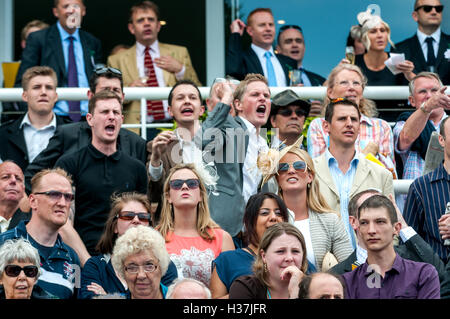 À Racegoers un glorieux Goodwood raceday. Banque D'Images