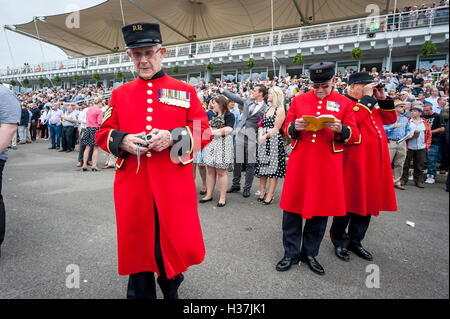 À Racegoers un glorieux Goodwood raceday. Banque D'Images