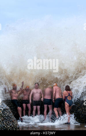 Les membres du Club de natation de Brighton profitez d'une douche 'épi' quand la mer est trop dangereuse pour la baignade. Banque D'Images