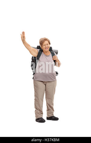 Portrait d'une femme âgée à la caméra brandissant un randonneur isolé sur fond blanc Banque D'Images