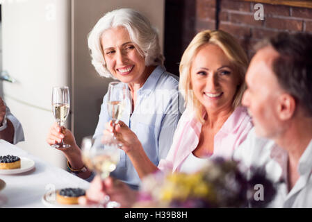 Femme âgée appréciant célébration avec sa famille Banque D'Images