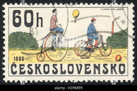 Un timbre-poste imprimé en Tchécoslovaquie ancienne montre des bicyclettes, à partir de la série, vers 1981 Banque D'Images